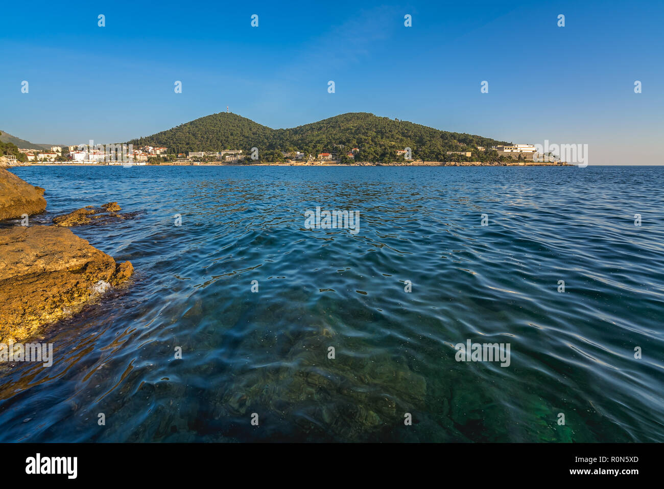 Schönen felsigen Kroatischen Küste in Dubrovnik Lapad Gegend im Sommer, Kroatien Stockfoto