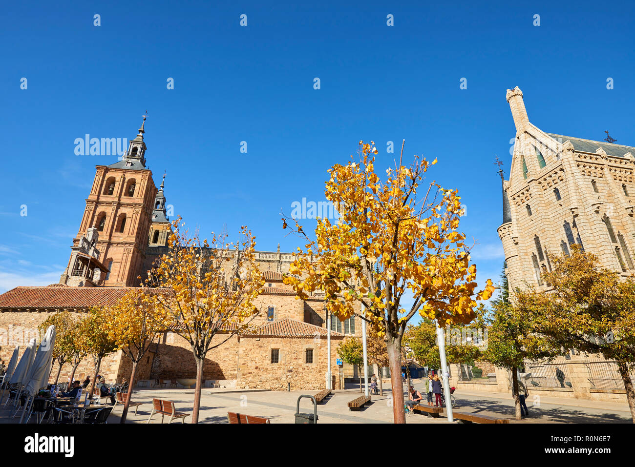 Blick auf die Kathedrale Santa Maria aus der Eduardo de Castro Square in Astorga, Jakobsweg, Leon, Spanien Stockfoto Blick auf die Kathedrale Santa Maria aus der Eduardo de Castro Square in Astorga, Jakobsweg, Leon, Spanien Stockfoto