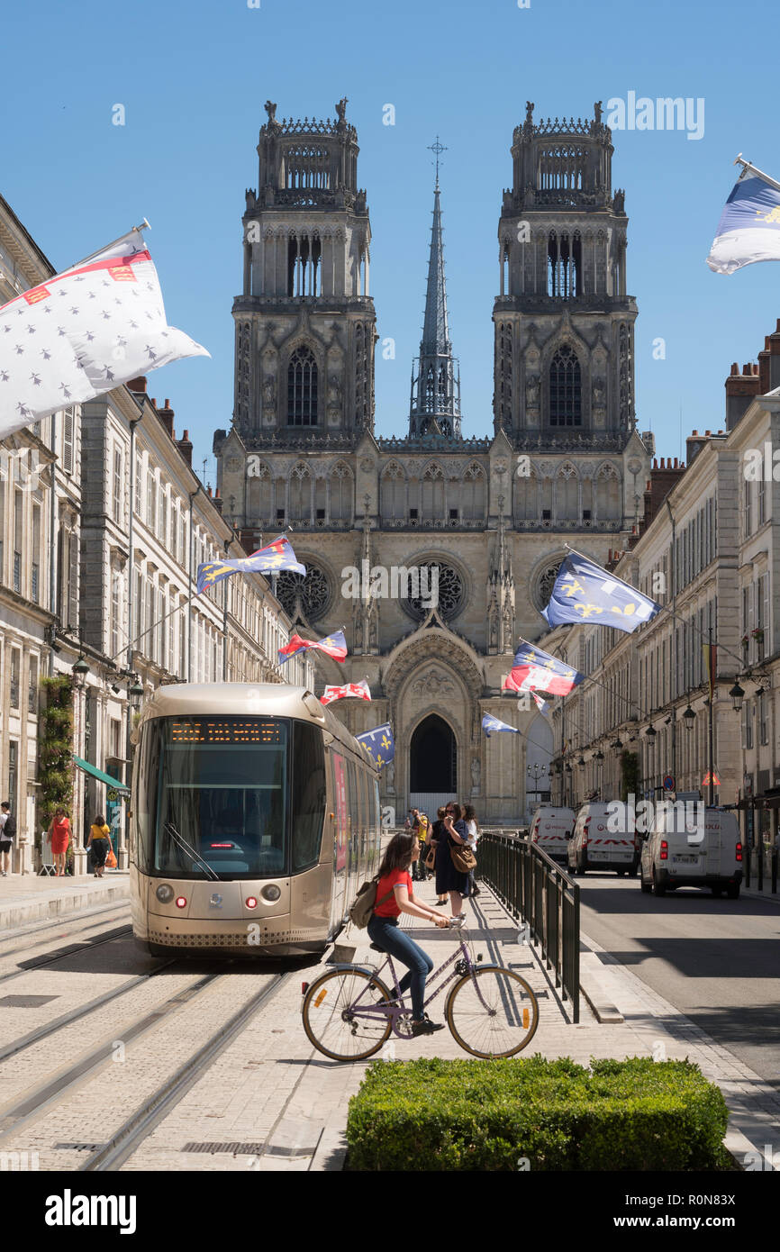 Weibliche Radfahrer Kreuzung Rue Jeanne d'Arc vor einer Straßenbahn, Orléans, Center-Val de Loire, Frankreich, Europa Stockfoto