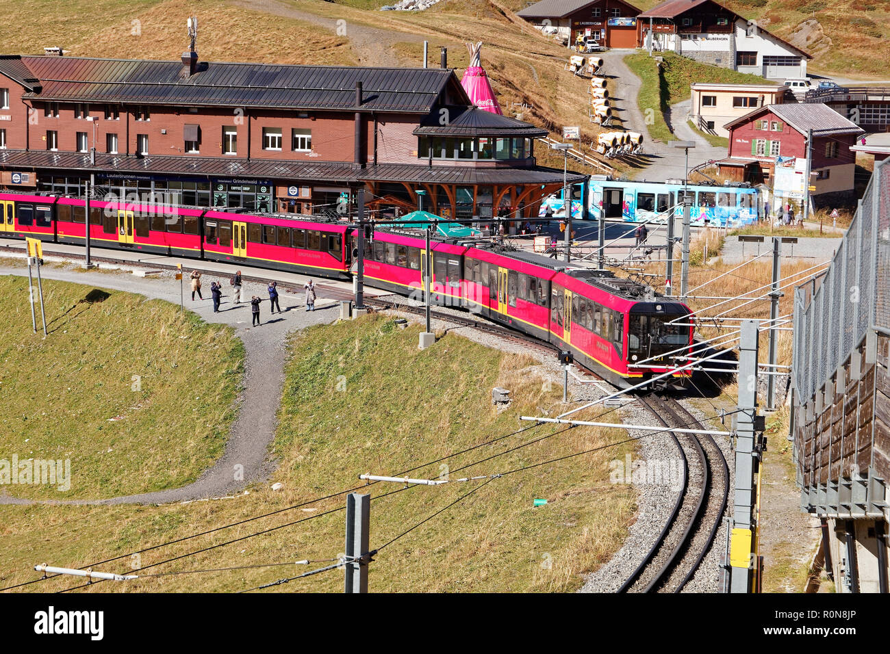 Kleine Scheidegg, Jungfrau Region, Schweiz - Oktober 10, 2018: Touristen fotografieren Abfahrt Zug für die Top of Europe - Jungfraujoch Stockfoto