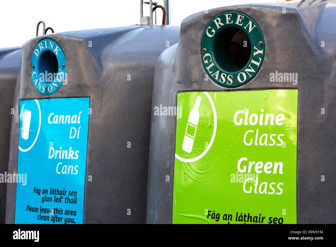 Glas recycling Bins für verschiedene Farben mit Irischen schreiben Stockfoto