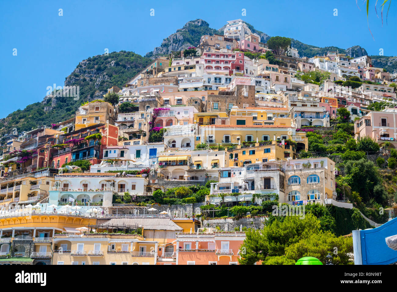 Atemberaubende Bergstadt positano italien, farbenfrohes, ikonisches, italienisches Konzept, Top-Destination europa, muss sehen, Klippe, erstaunliche amalfiküste Stockfoto