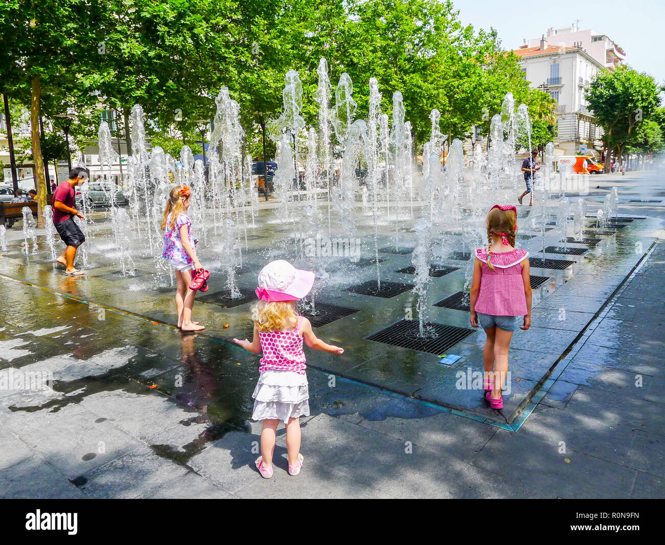 Kinder, Kinder spielen, Brunnen, Wasser spiegel Place Masséna, Nizza, Côte d'Azur, Frankreich, Hauptplatz, Place Masséna, Urlaub, Reisen Stockfoto