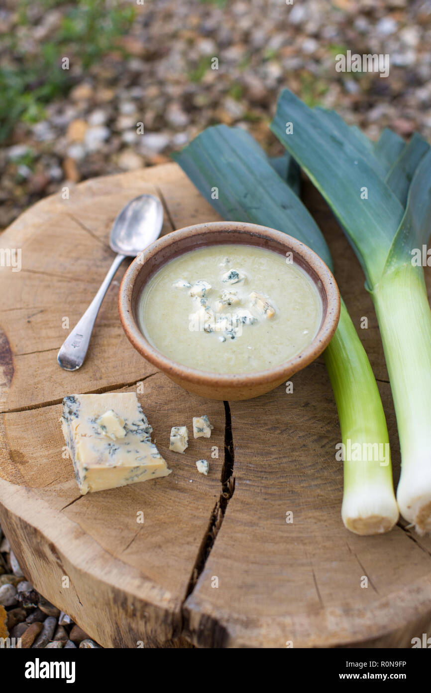 Suppe mit Dorset blue Vinny Käse, Dichtheit und Kartoffeln. Stockfoto