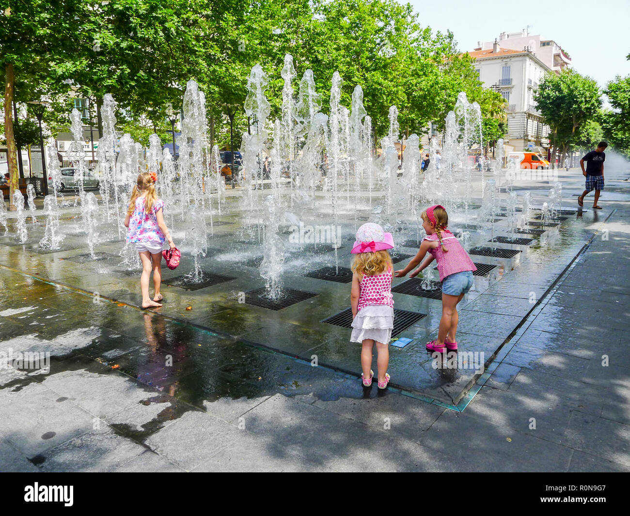 Kinder, Kinder spielen, Brunnen, Wasser spiegel Place Masséna, Nizza, Côte d'Azur, Frankreich, Hauptplatz, Französische Riviera, Urlaub, Reisen Stockfoto