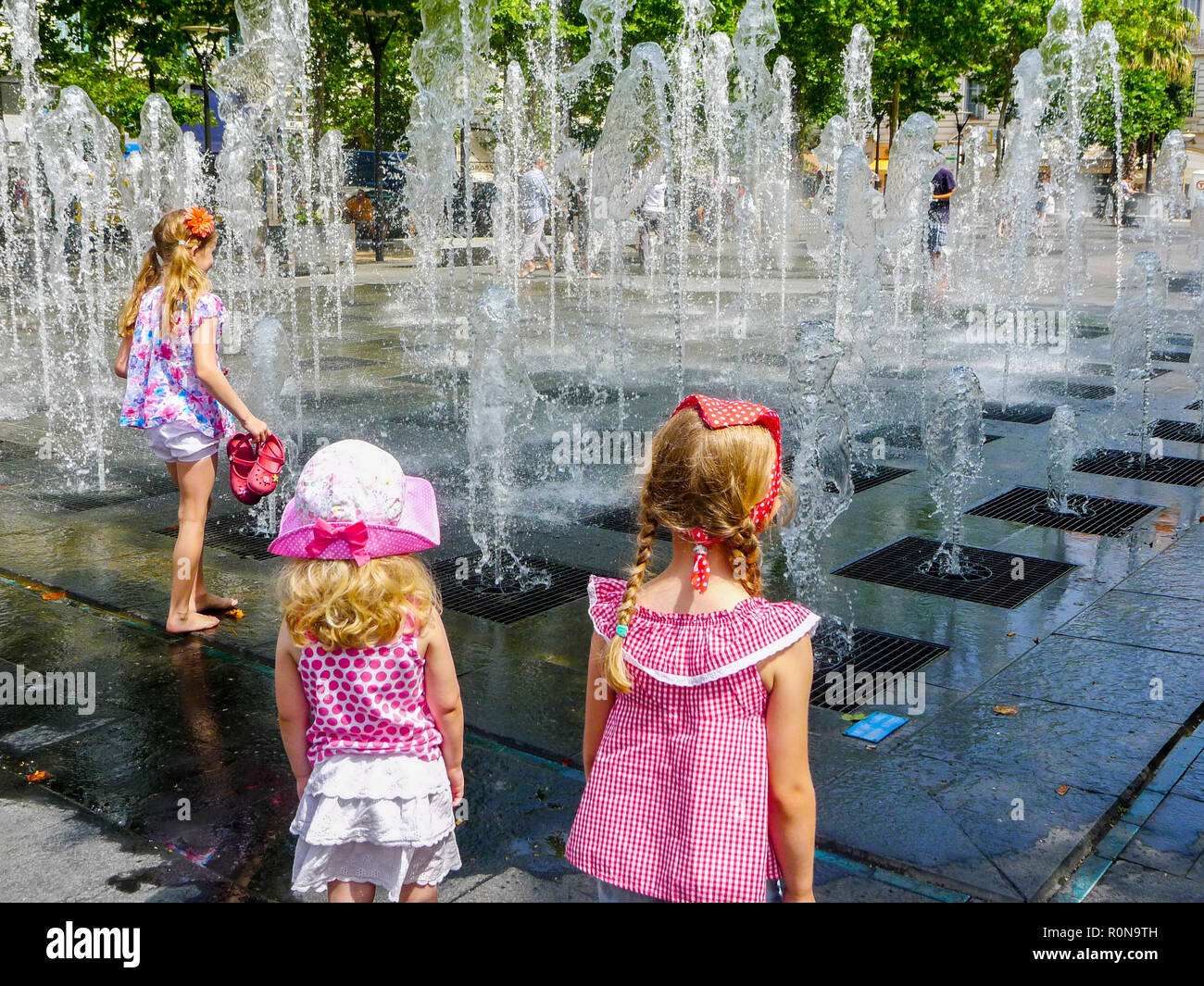Kinder, Kinder spielen, Brunnen, Wasser spiegel Place Masséna, Nizza, Côte d'Azur, Frankreich, Hauptplatz, Französische Riviera, Urlaub, Reisen Stockfoto