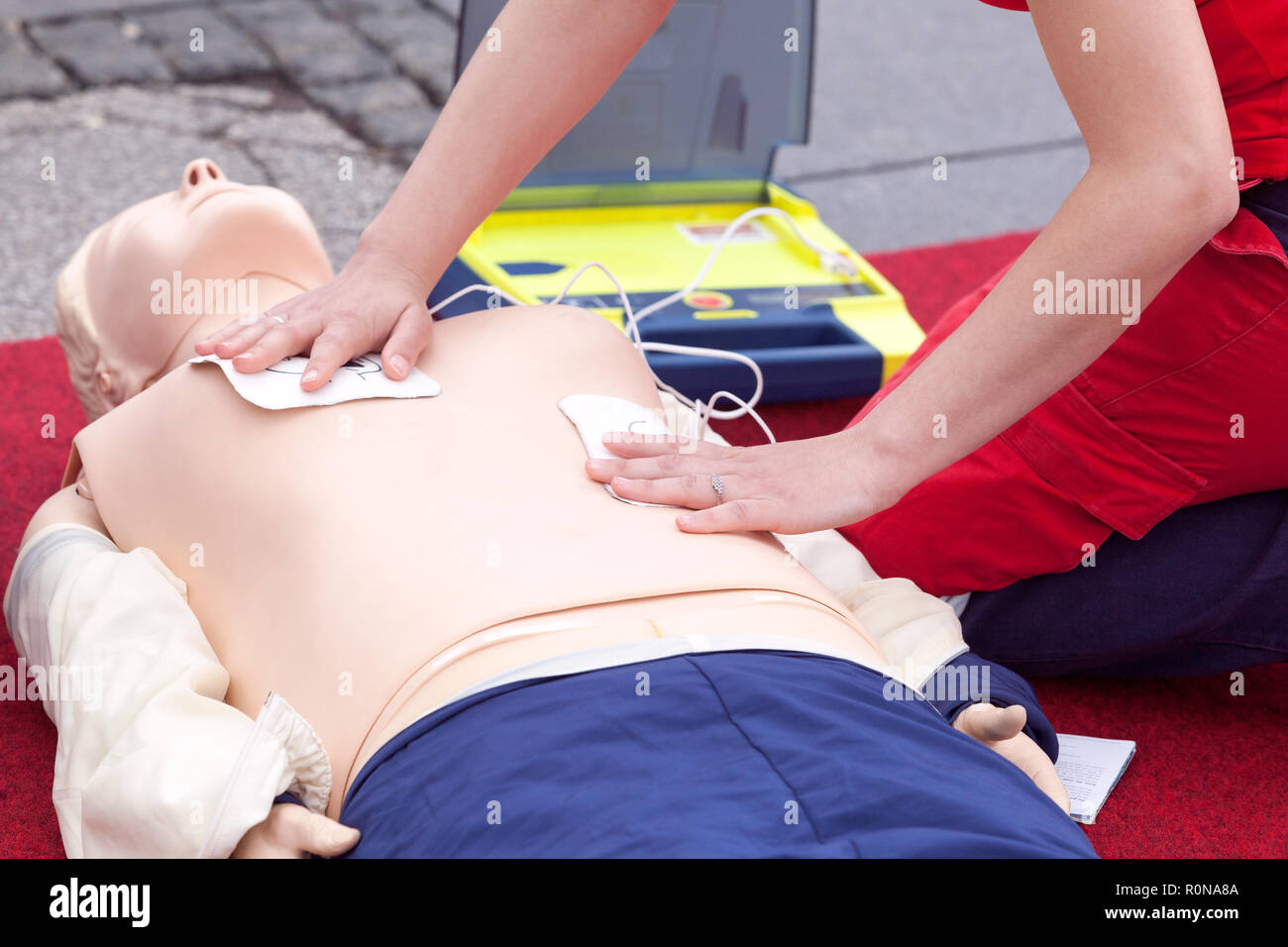 Erste Hilfe training mit automatisierter externer Defibrillator AED. Üben am HLW-Dummy. Stockfoto