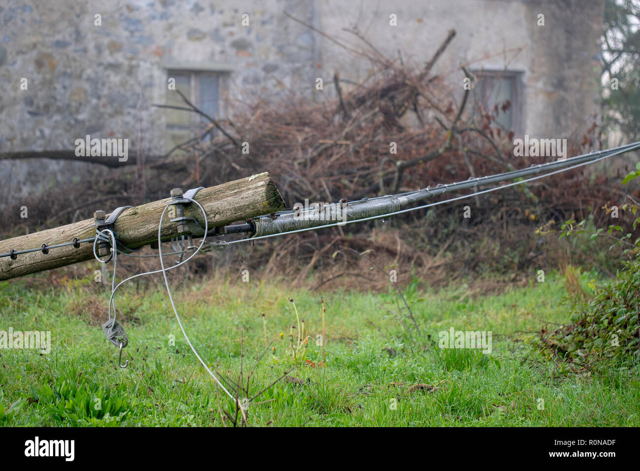 Telefonleitungen nach Stürme und starke Winde in den gefallenen Holz- telegraphenmast führt. Ländliche Italien. Stockfoto