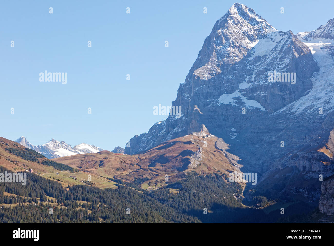 Sonnig herbstlichen Aussicht auf Eiger Gletscher (Eigergletcher), Wengernalp und Zug von der Kleinen Scheidegg, von Mürren (Mürren), Jungfrau Region, Schweiz Stockfoto