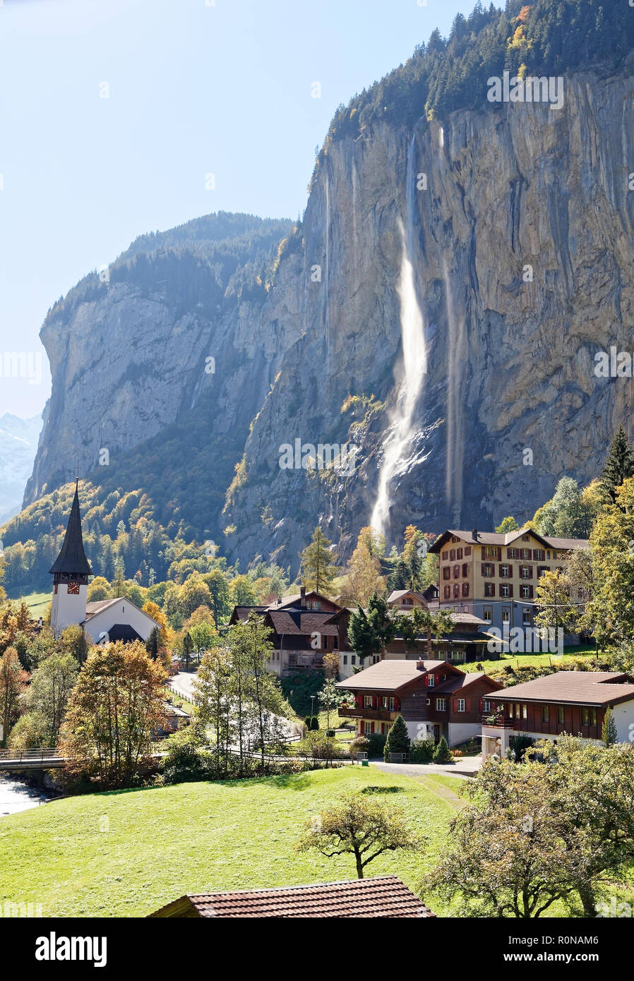 Ansicht der Staubbachfall Wasserfall aus Richtung Kleine Scheidegg, Jungfrau Region, Schweiz Stockfoto