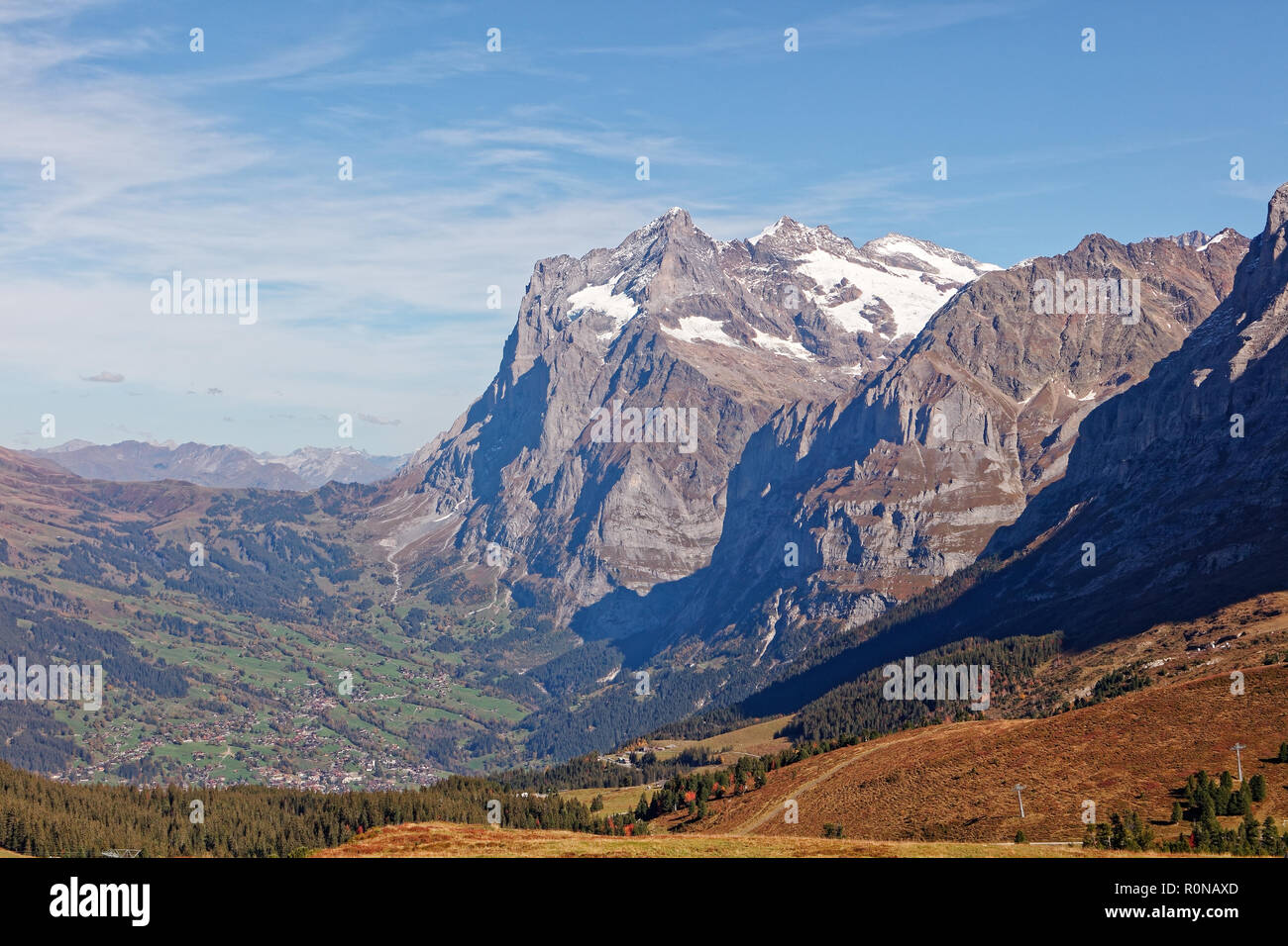 Blick von der Kleinen Scheidegg Bahnhof in Richtung Grindelwald Tal mit Blick auf Wetterhorn Sortiment - Kleine Scheidegg, Jungfrau Region, Swit Stockfoto