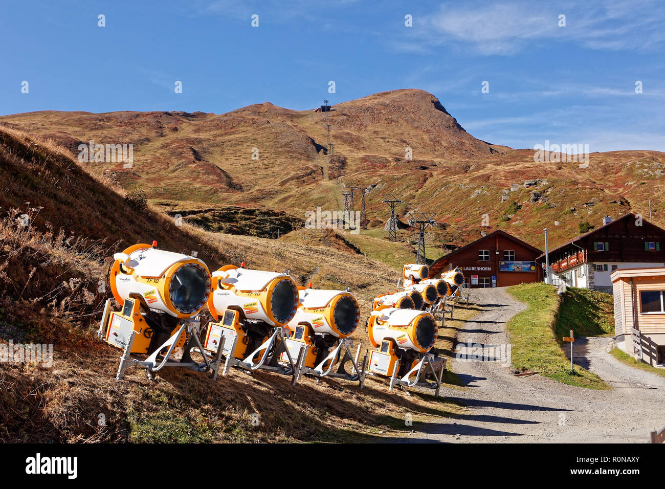 Schneekanonen bereit für den Winter auf der Kleinen Scheidegg Bahnhof, Jungfrau Region, Schweiz Stockfoto