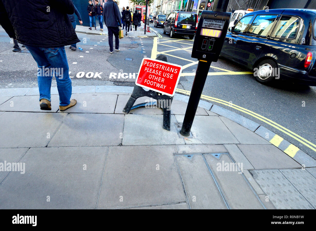 Fußgängerampel und unterzeichnen, Central London, England, UK. Stockfoto