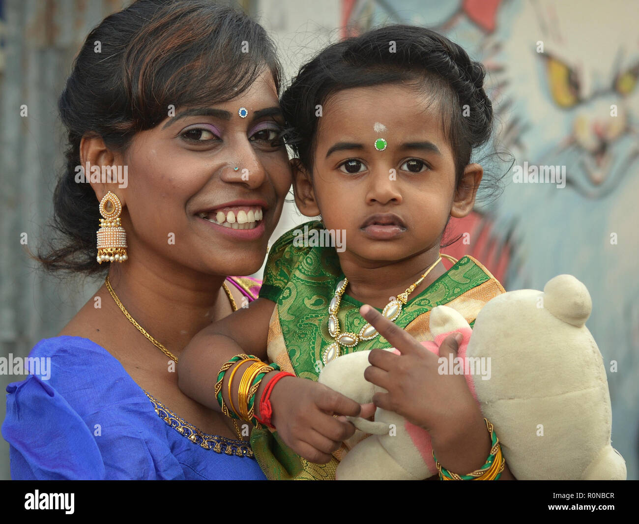 Gekleidet, jungen malaysischen indische Frau und ihr kleines Kind Mädchen während Thaipusam. Stockfoto