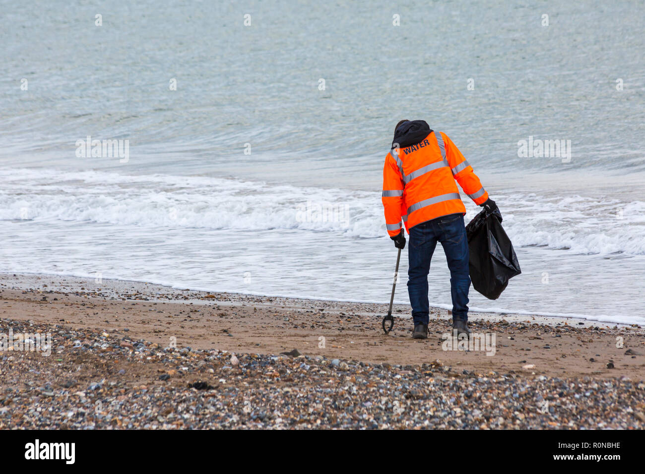 Wessex Water Freiwilligen tun Strand in Swanage Strand sauber, Dorset Großbritannien im November Stockfoto
