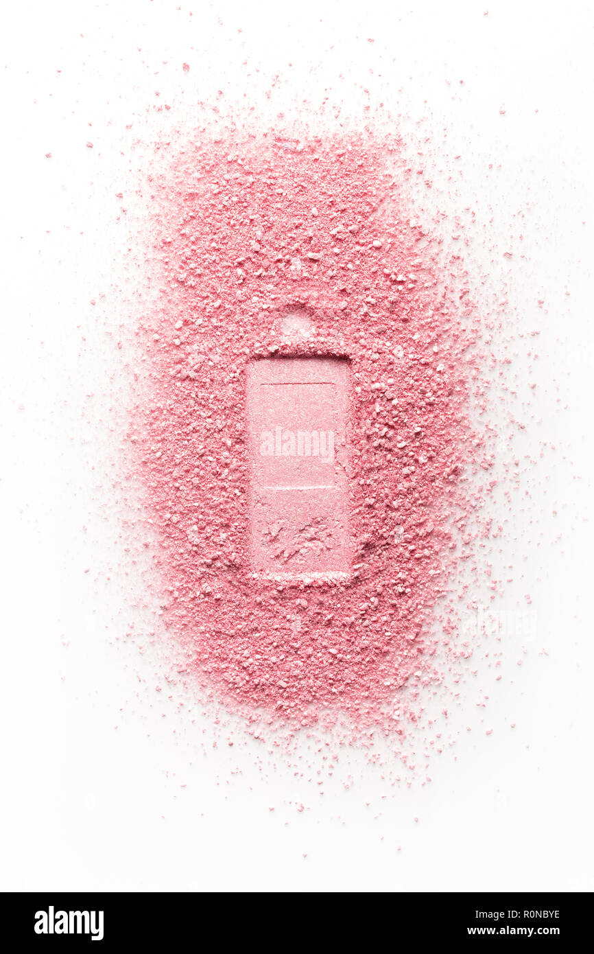 Impressum von Parfüm Flasche auf rosa Puder. Auf einem weißen Hintergrund. Stockfoto