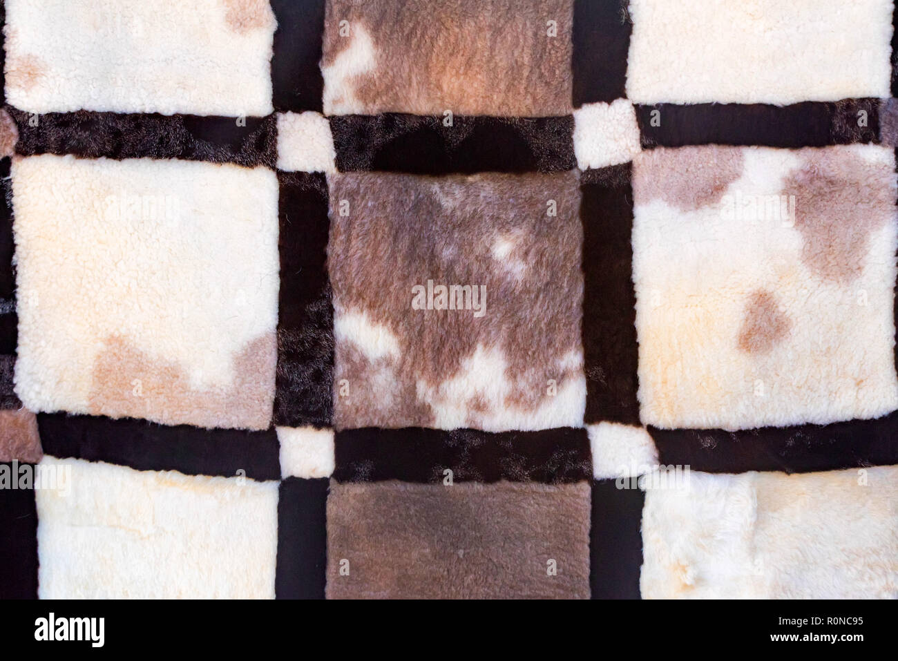 Close up Textur Fell Teppich aus schwarzen, grauen und weißen Teile Stockfoto