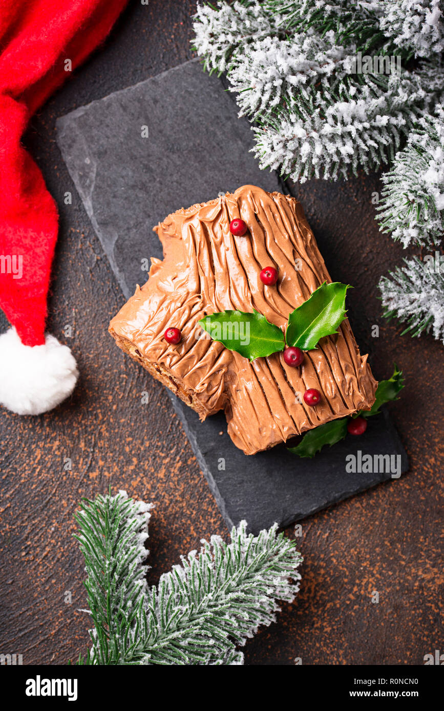 Weihnachten yule Kuchen anmelden. Traditionelle Schokolade Dessert Stockfoto