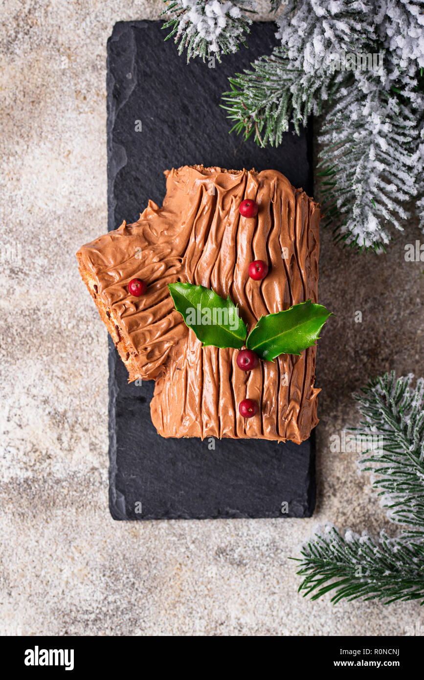 Weihnachten yule Kuchen anmelden. Traditionelle Schokolade Dessert Stockfoto