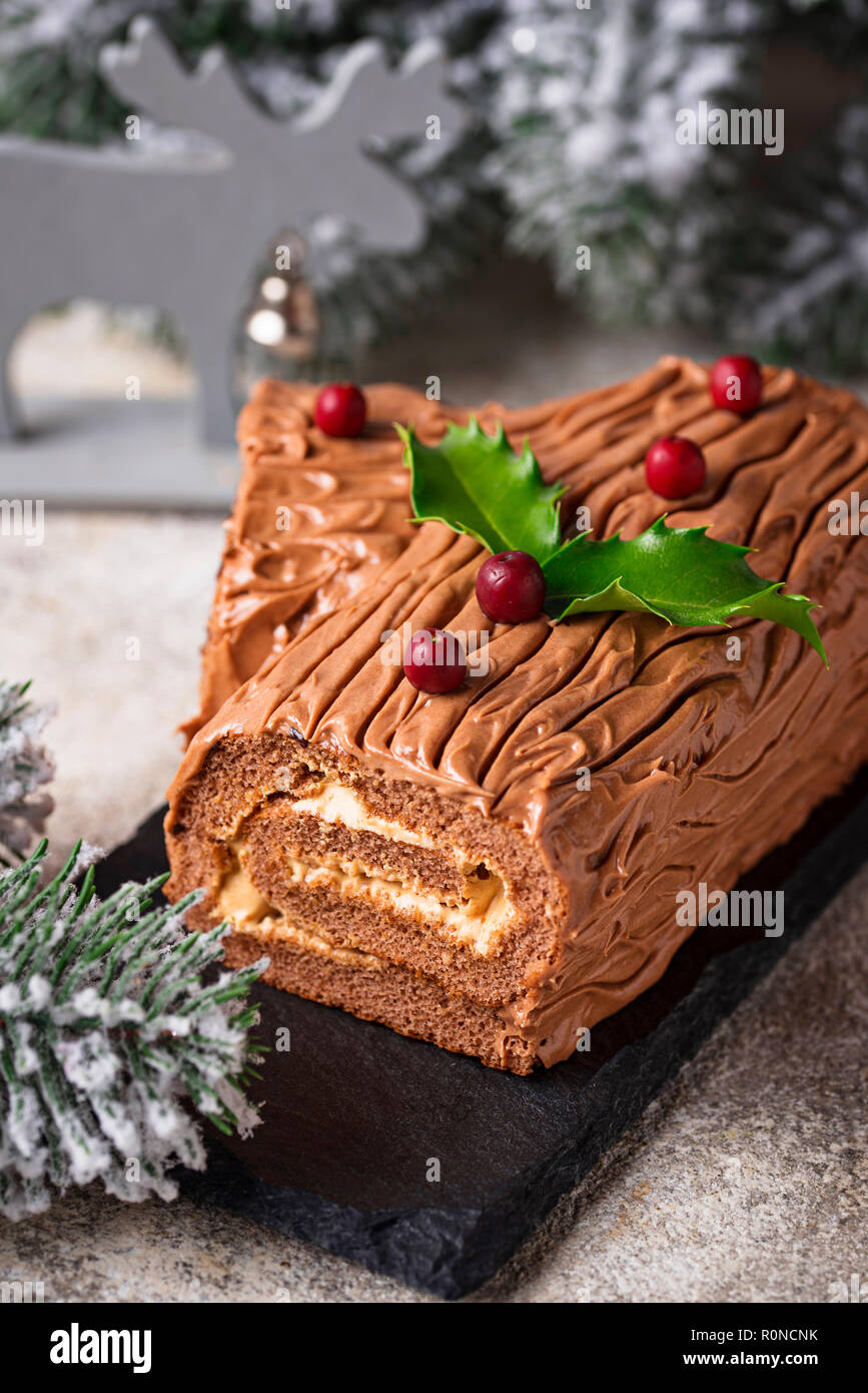 Weihnachten yule Kuchen anmelden. Traditionelle Schokolade Dessert Stockfoto