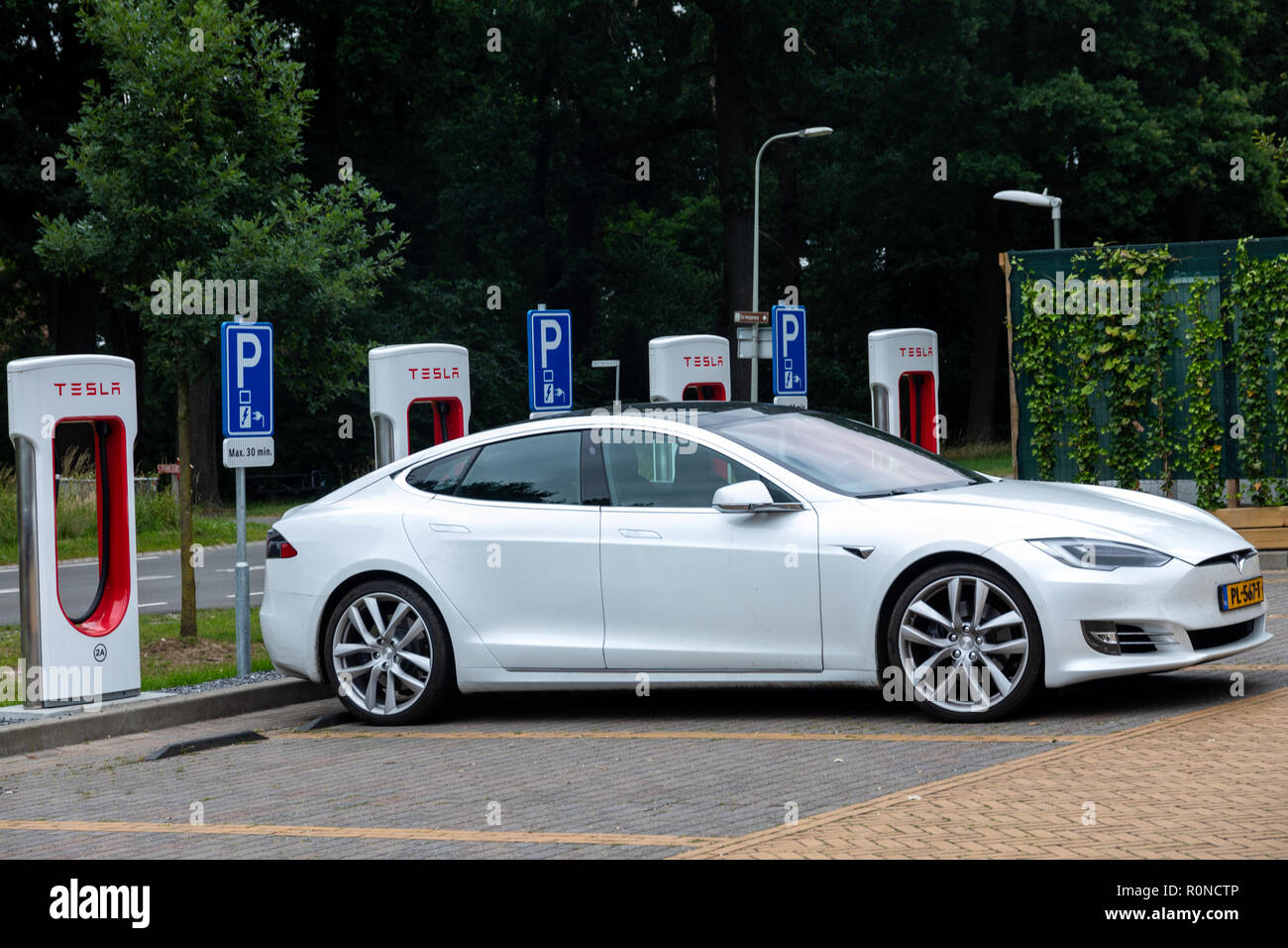 Horst, Niederlande - 25. Juni 2018: Tesla Super Ladestation Horst. Tesla Kompressor Stationen ermöglichen Tesla Autos schnell - Am netw erhoben. Stockfoto