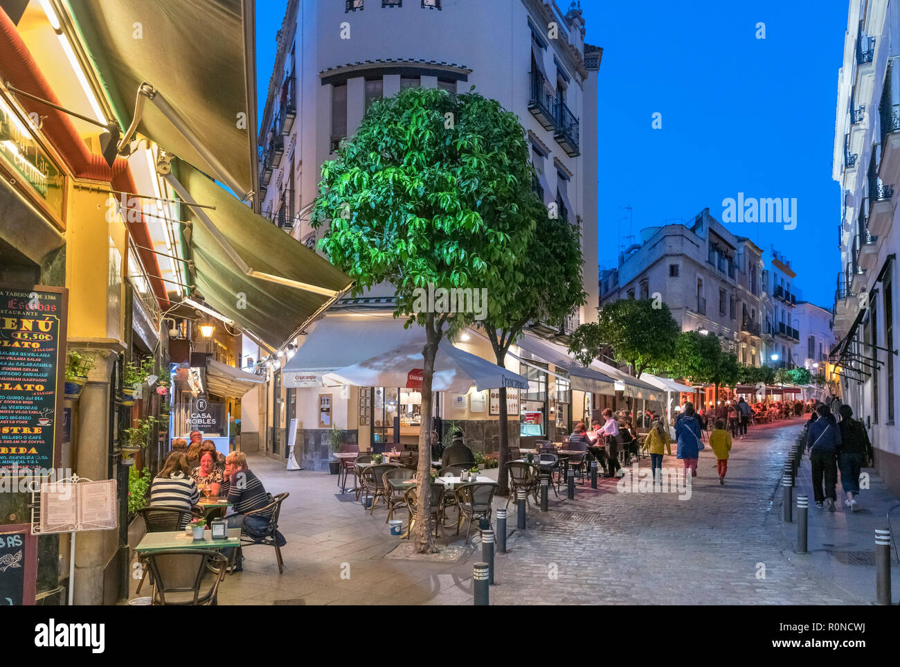 Bars, Cafes und Restaurants in der Nacht, Calle Conteros, Barrio Santa Cruz, Sevilla, Andalusien, Spanien Stockfoto