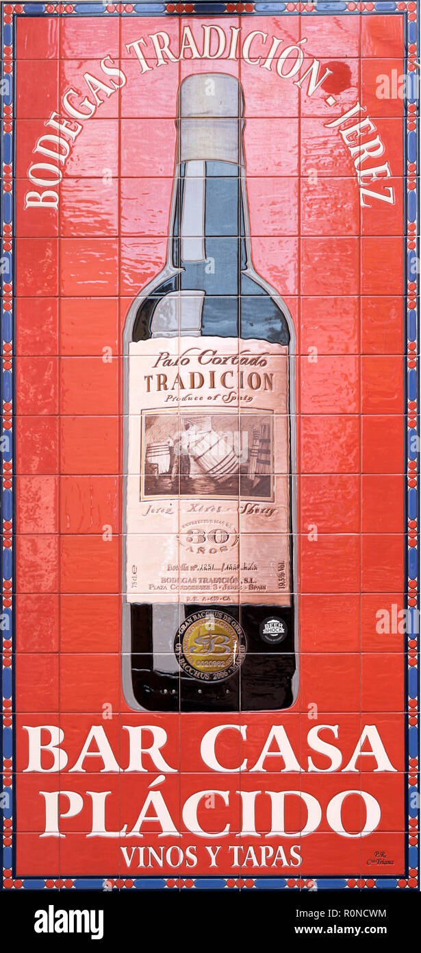 Fliesen- Schild draußen ein cafe bar im Barrio Santa Cruz, Sevilla, Andalusien, Spanien Stockfoto