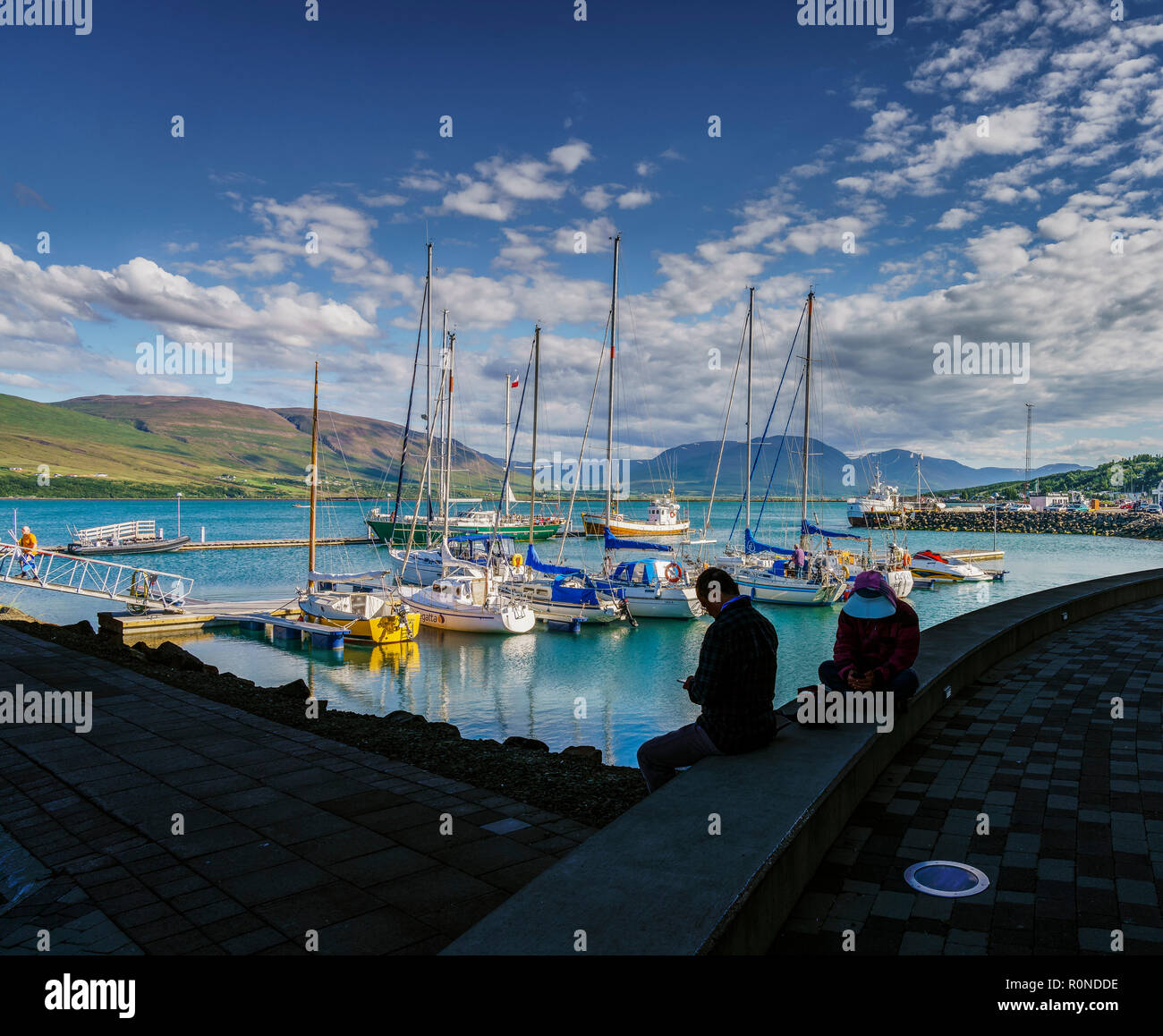 Leute, die durch den Hafen in Akureyri im Norden Islands Stockfoto