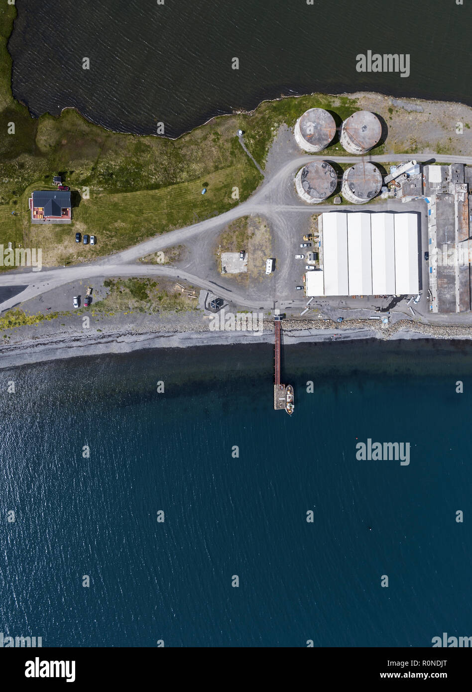 Fischerboot und Fabrik, Hjalteyri, Eyjafjordur, Northern Island Stockfoto