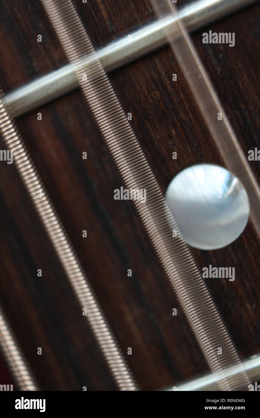 Akustik Gitarre Griffbrett mit Stahl Saiten vibrieren, close-up Stockfoto