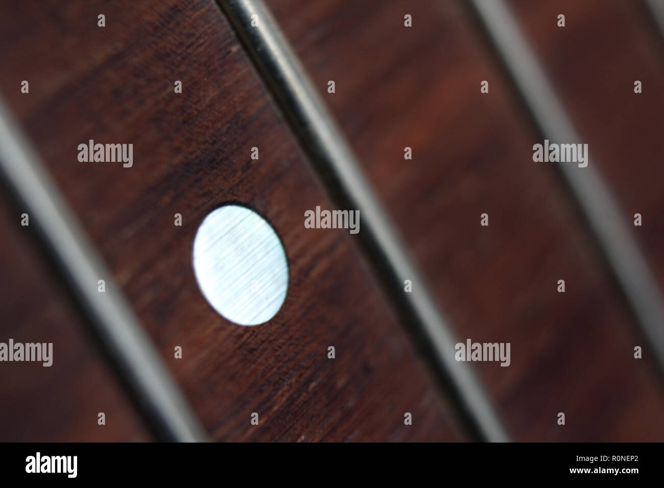 Detail der Martin's Akustikgitarre Holz- fret ohne Streicher, Detail Stockfoto