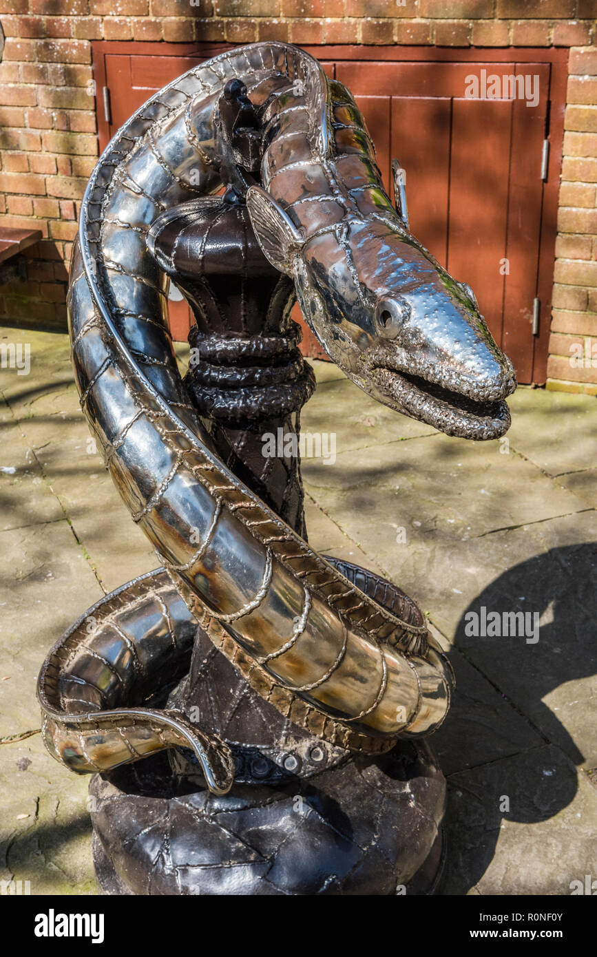 Hastings, Schach Square Sea Serpent und Königin Skulptur, Butlers Lücke, Hastings, East Sussex, England Stockfoto