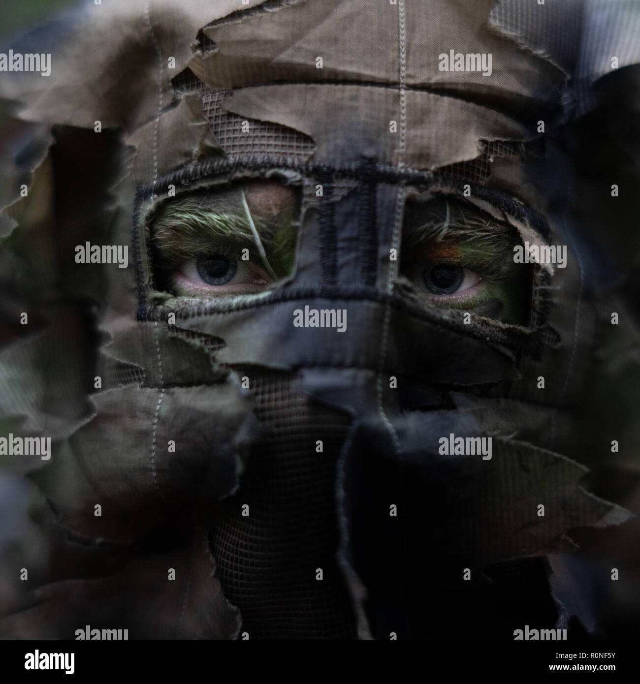 Ein französischer Soldat mit dem Chasseurs Alpins Berg Kommandos trägt eine Tarnung ghille Maske für die verheimlichung während der Übung Trident Zeitpunkt 18. November 5, 2018 in Hjerkinn, Norwegen. Die multi-nationale Übung ist die größte NATO-Übung seit 2015 und umfasst mehr als 50.000 militärische Mitglieder aus 31 Ländern. Stockfoto Ein französischer Soldat mit dem Chasseurs Alpins Berg Kommandos trägt eine Tarnung ghille Maske für die verheimlichung während der Übung Trident Zeitpunkt 18. November 5, 2018 in Hjerkinn, Norwegen. Die multi-nationale Übung ist die größte NATO-Übung seit 2015 und umfasst mehr als 50.000 militärische Mitglieder aus 31 Ländern. Stockfoto