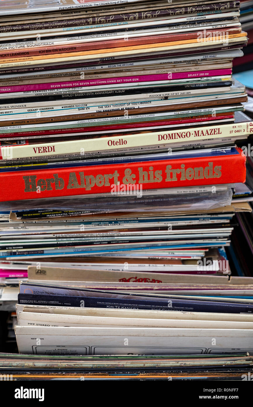 Abfallwirtschaft, Recycling Center, Schwarze und Weiße, Bulldozer, Karton, Baumaschinen, Fabrik, Abfall, Müllkippe, Glas - Material, H Stockfoto