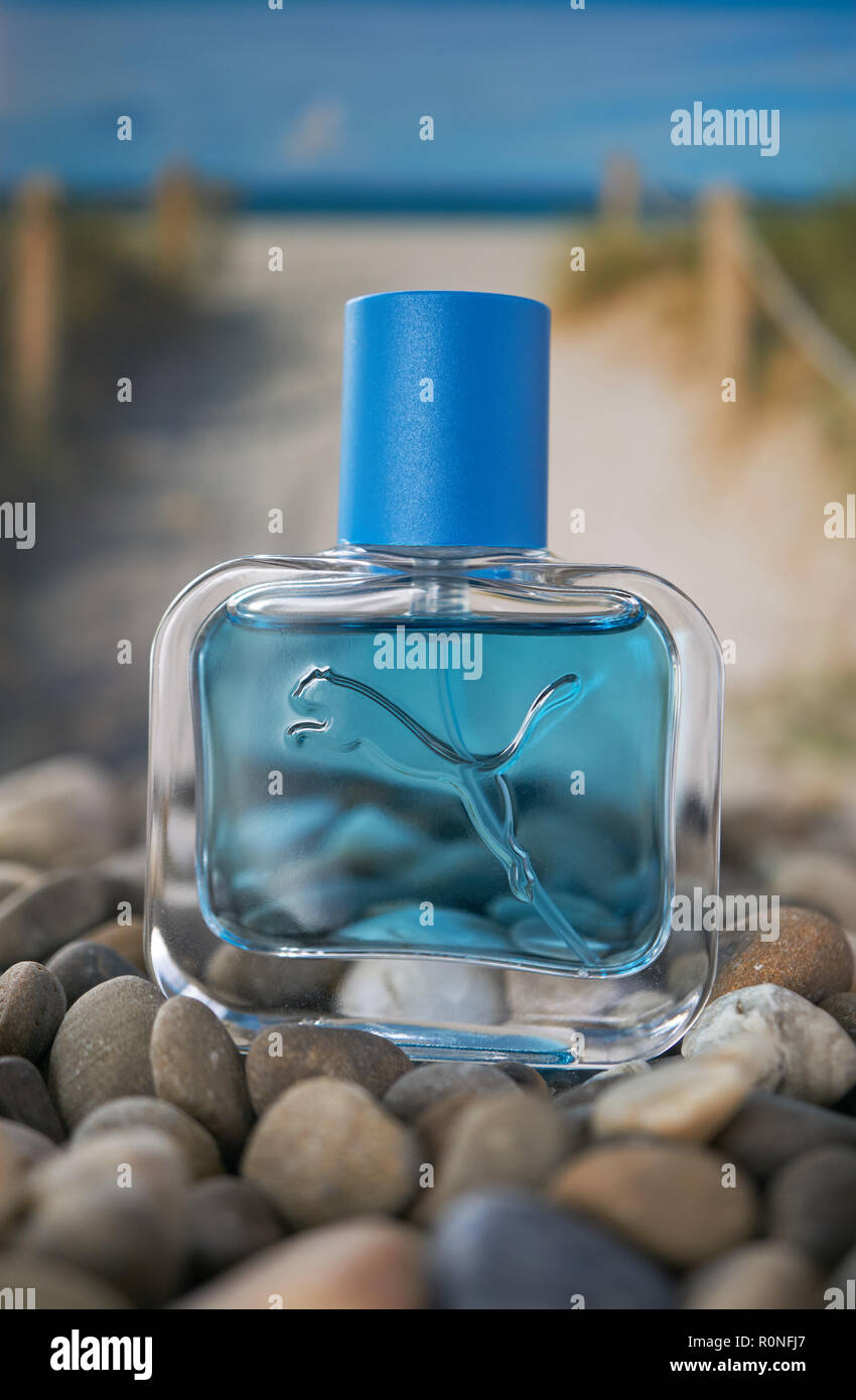 Kiew, Ukraine - NOVEMBER 4, 2018: Durchstechflasche Kolben der Marke Puma  Parfüm Duft in blauer Farbe auf Kleinen Meer Felsen mit Blick auf Küste  Küste Stockfotografie - Alamy