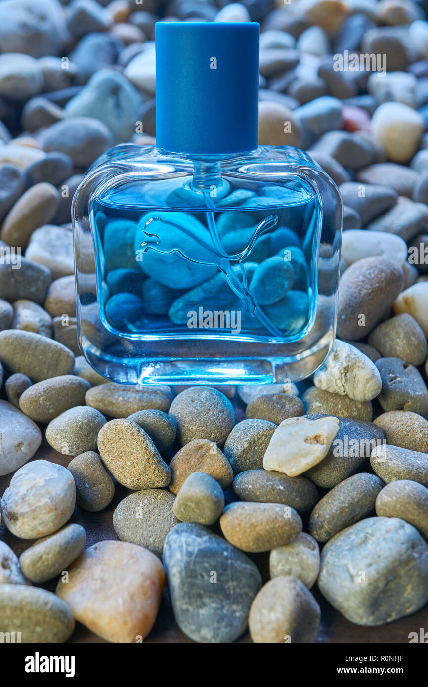 Kiew, Ukraine - NOVEMBER 4, 2018: Durchstechflasche der Marke Puma Parfüm  Duft in blauer Farbe auf Kleinen Meer Felsen Stockfotografie - Alamy