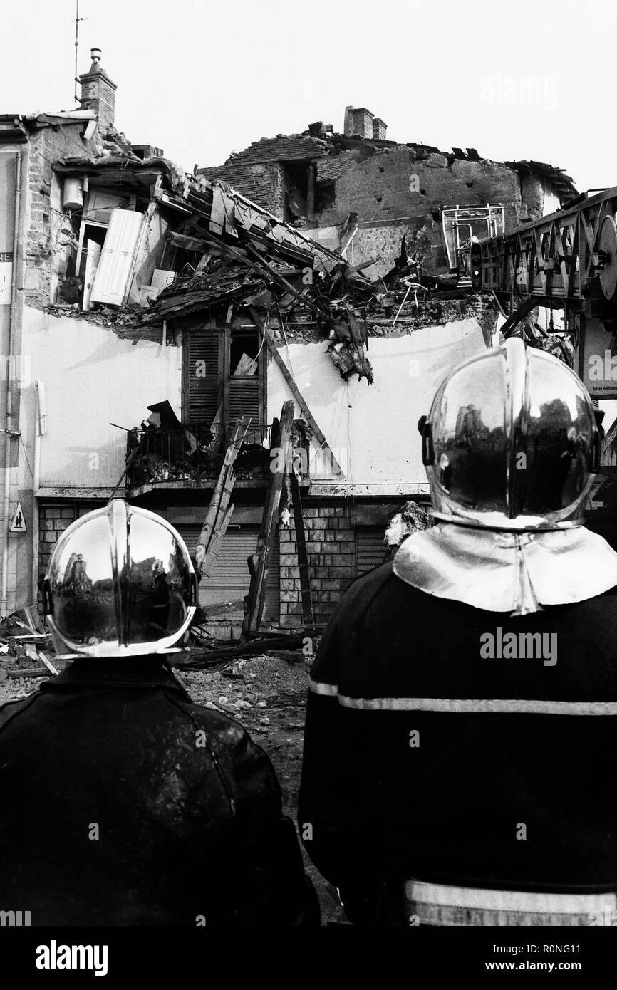 Feuerwehrmänner arbeiten nach einer Gasexplosion, Ecully, Frankreich Stockfoto