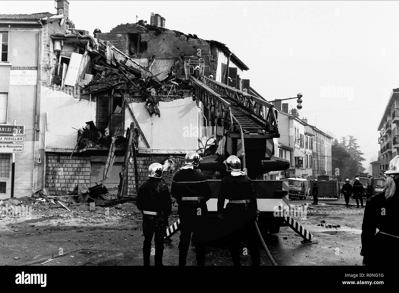 Feuerwehrmänner arbeiten nach einer Gasexplosion, Ecully, Frankreich Stockfoto