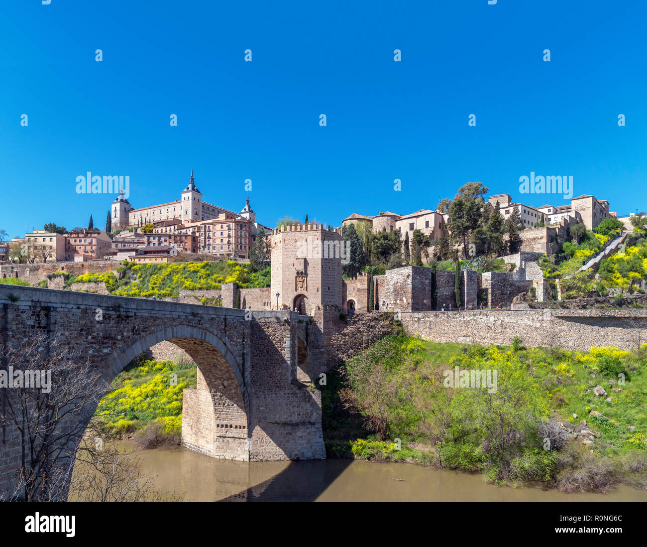 Toledo, Spanien. Die historische Altstadt, der Alcazar, Fluss Tagus und Puente de Alcantara, Toledo, Kastilien-La Mancha, Spanien Stockfoto