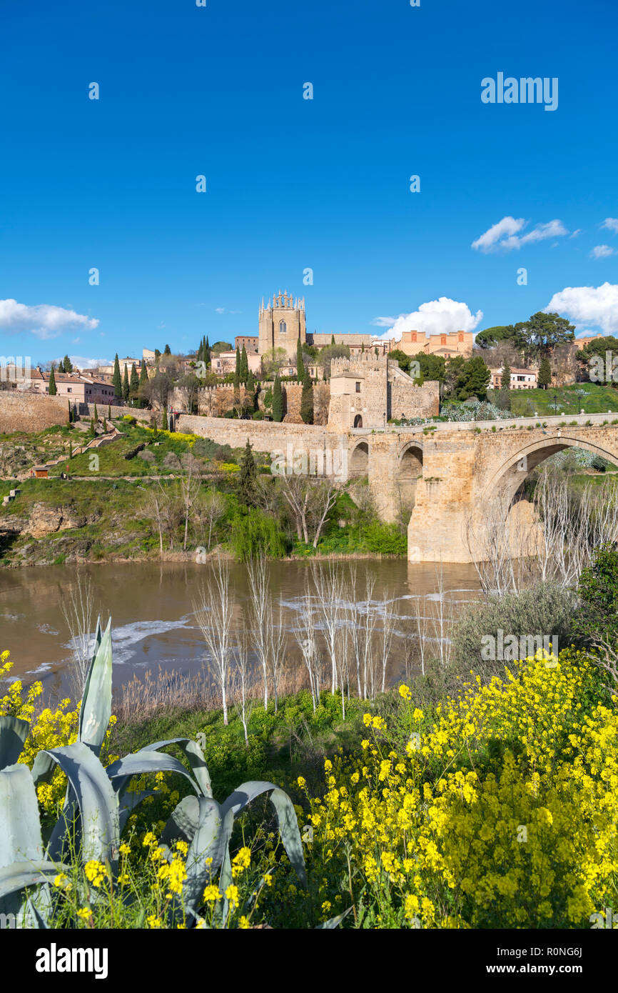 Toledo, Spanien. Die historische Altstadt, Fluss Tejo und Puente San Martin, Toledo, Kastilien-La Mancha, Spanien Stockfoto