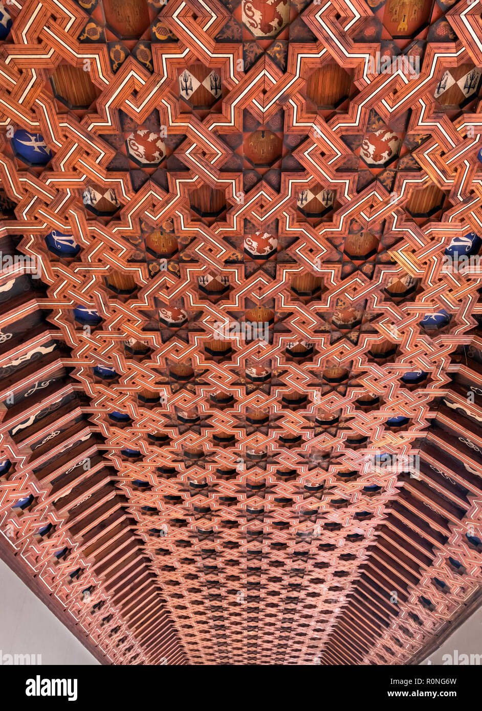 Mudejar Decke im oberen Kreuzgang des Klosters San Juan de los Reyes, Toledo, Kastilien-La Mancha, Spanien Stockfoto