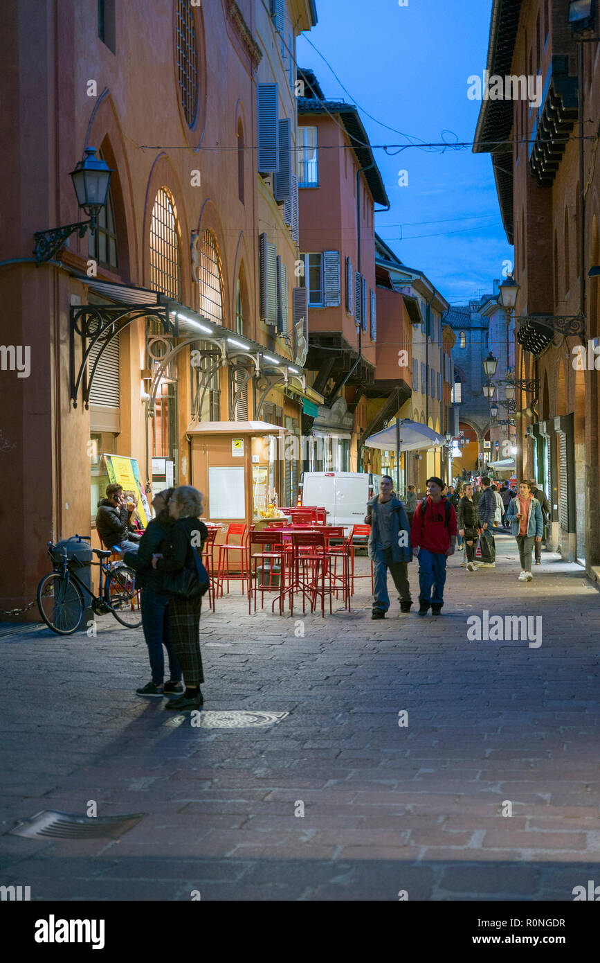 BOLOGNA, Italien - 30. OKTOBER 2018: die belebten Straßen der Altstadt bei Nacht Stockfoto