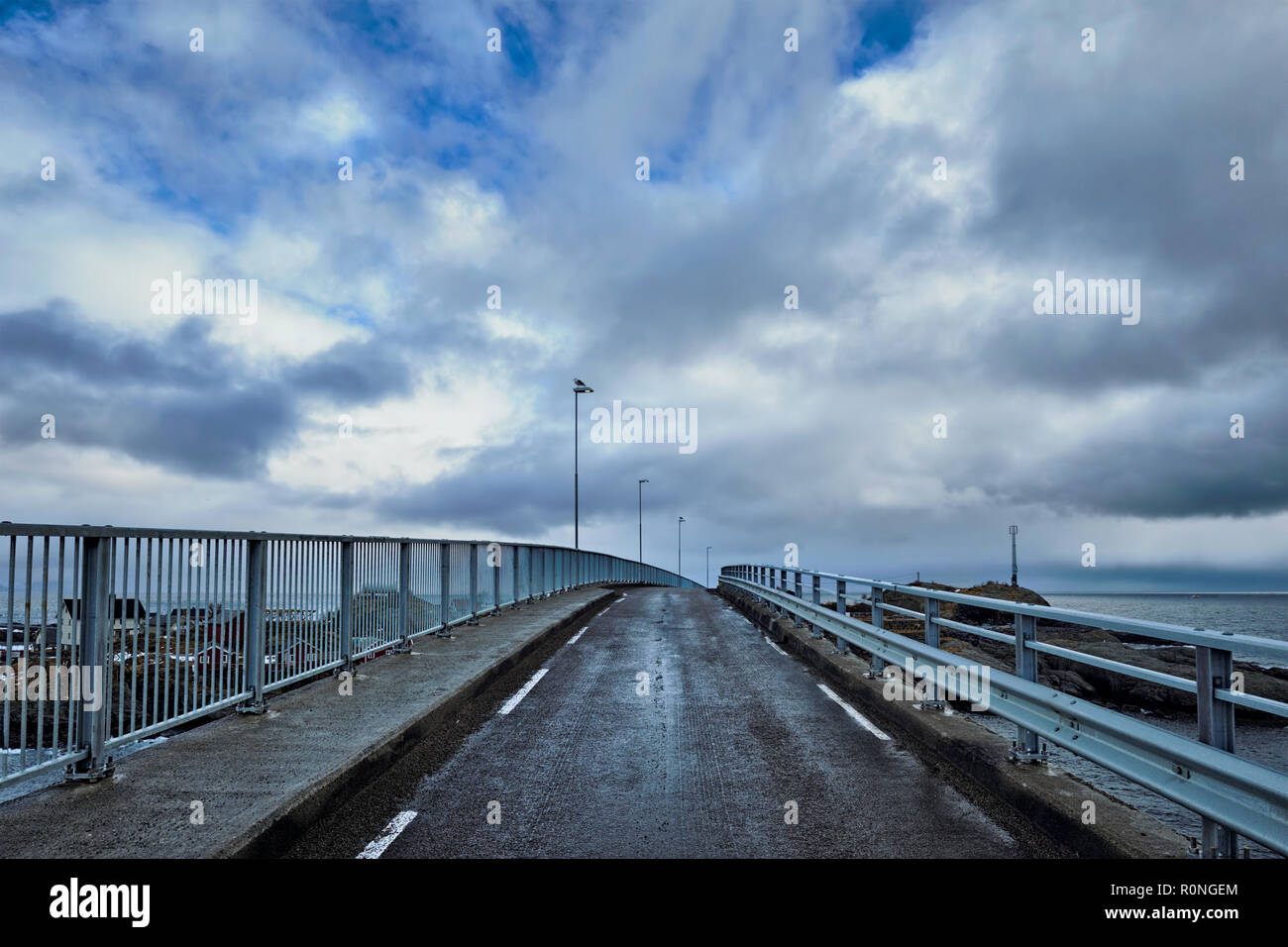 Straße auf der Brücke in Norwegen Stockfoto
