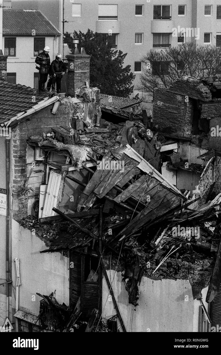 Feuerwehrmänner arbeiten nach einer Gasexplosion, Ecully, Frankreich Stockfoto