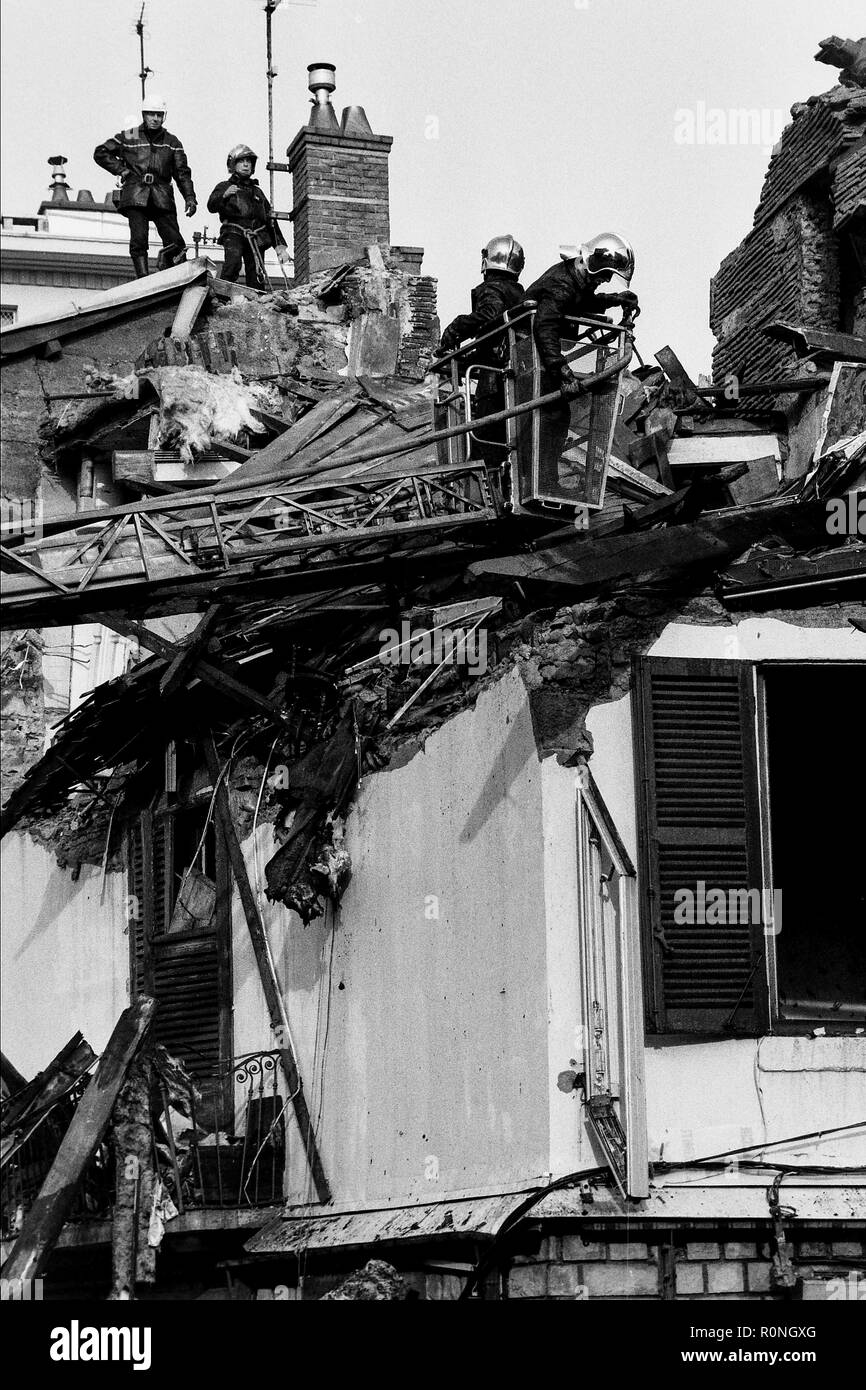 Feuerwehrmänner arbeiten nach einer Gasexplosion, Ecully, Frankreich Stockfoto