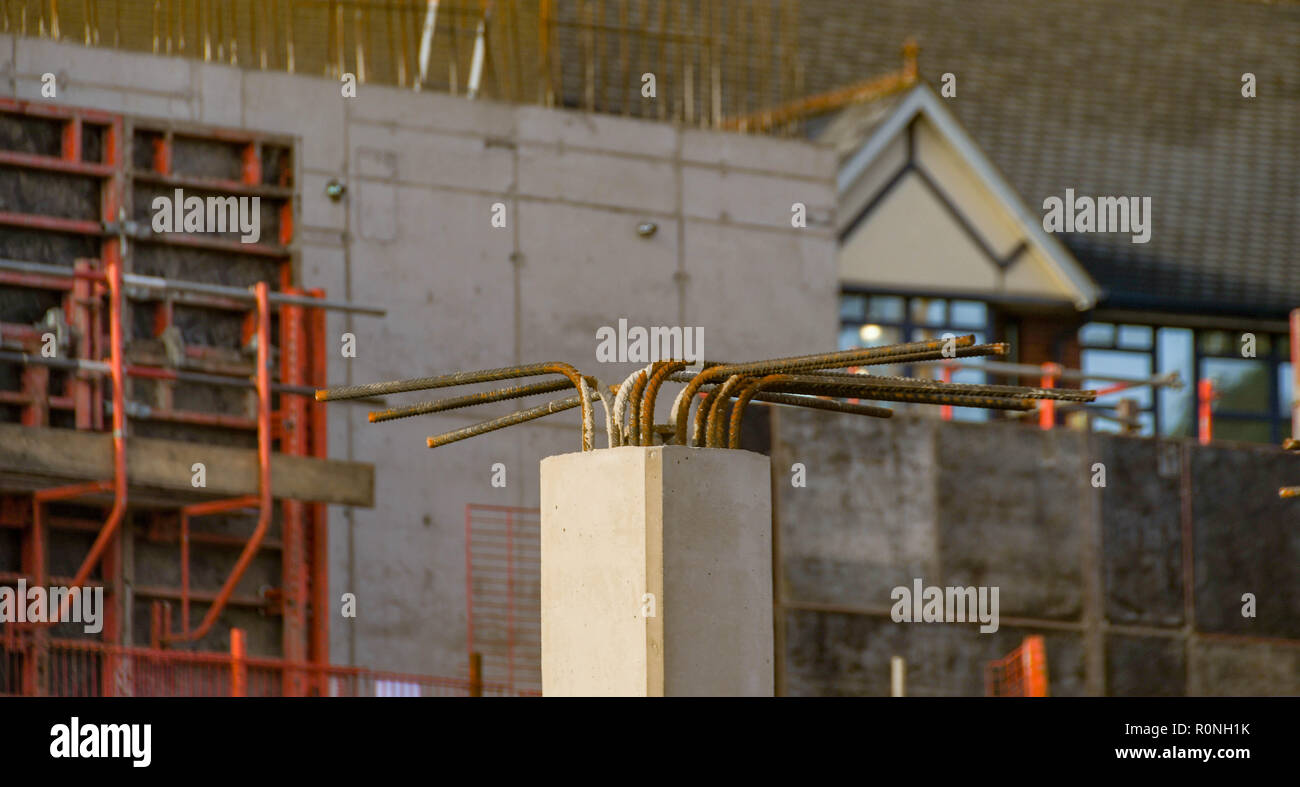 PONTYPRIDD, WALES - Oktober 2018: Nahaufnahme von Stählen Stangen aus Stahlbeton Säulen auf einer Baustelle in Pontypridd town c Stockfoto
