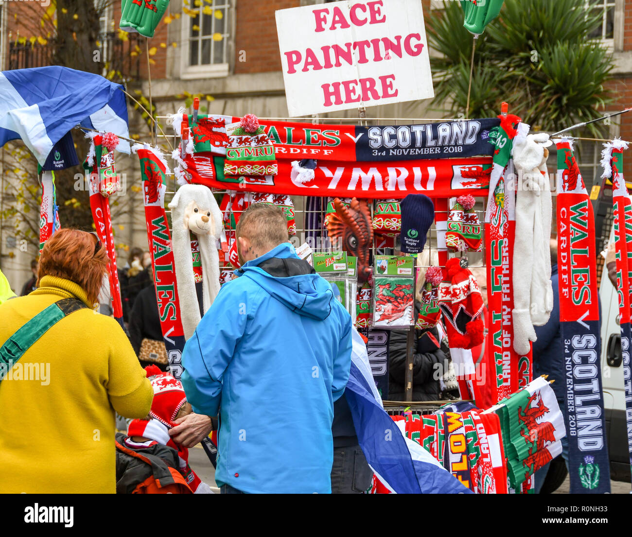CARDIFF, WALES - NOVEMBER 2018: Rugby Anhänger kaufen Waren in Cardiff City Centre am Tag der internationalen Rugby. Stockfoto