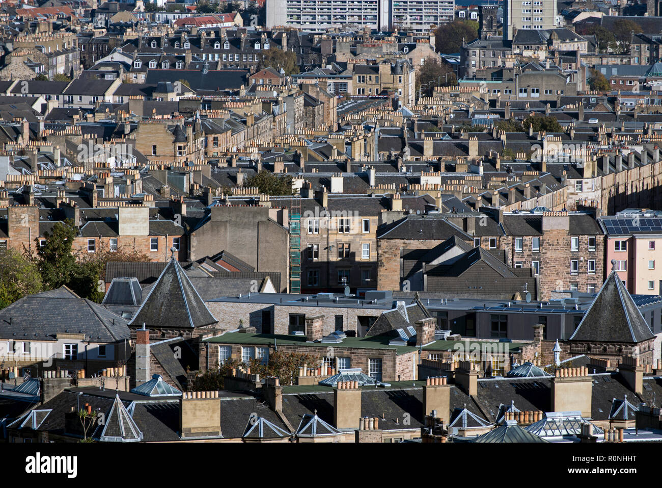 Blick nach Norden vom Calton Hill über die Dächer von Leith, Edinburgh, Schottland, Großbritannien. Stockfoto