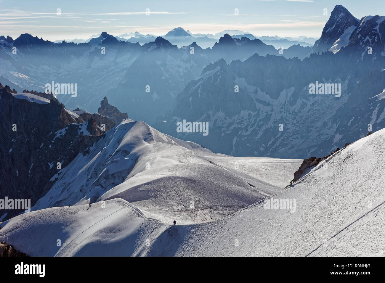 Chamonix, Frankreich, Auvergne-Rh ône-Alpes. Kletterer in Richtung Mont Blanc. Abstieg von der Aiguille du Midi Cable Car Station in Richtung sonnigen s Stockfoto