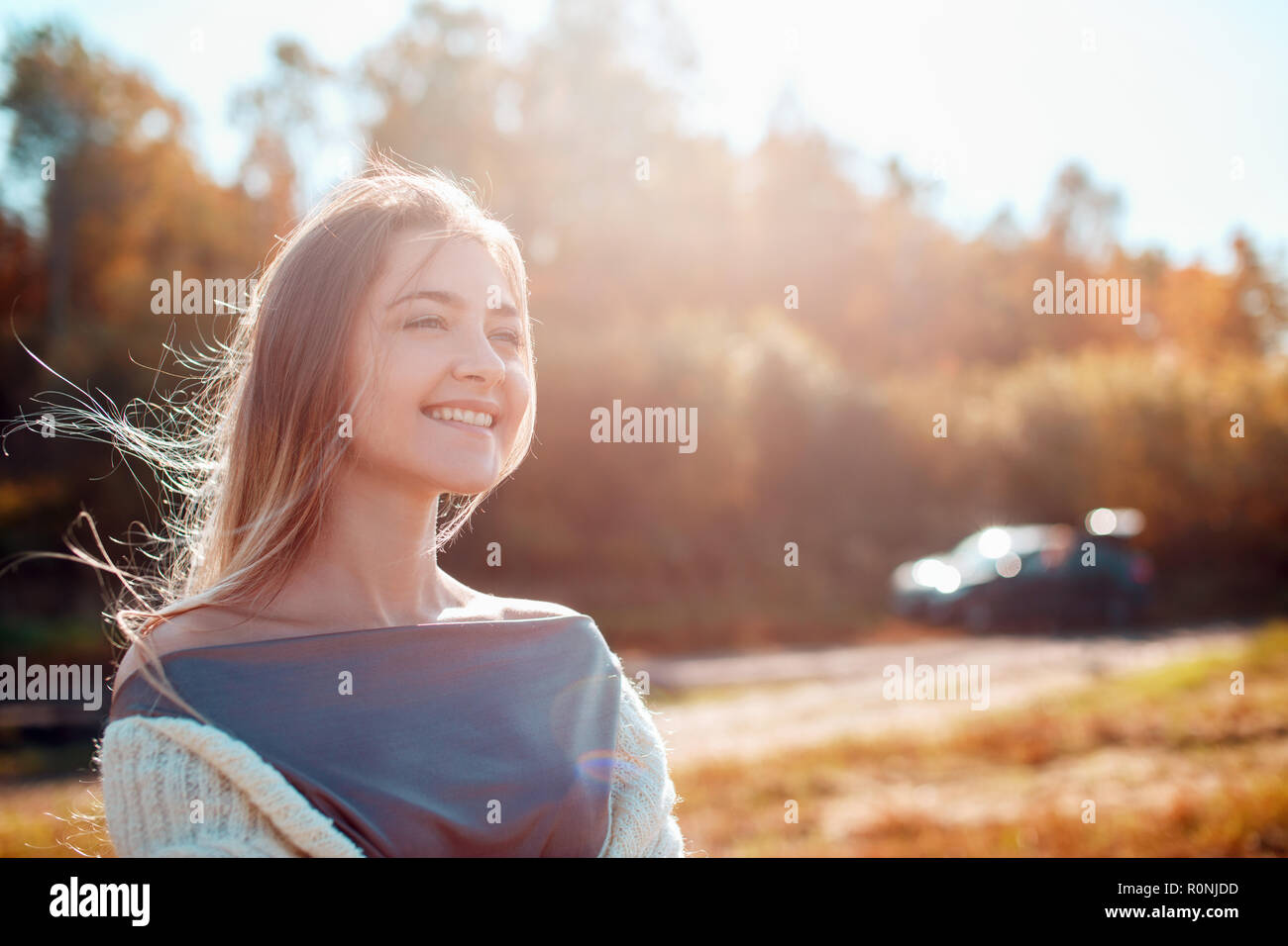 Junge hübsche Mädchen auf Kamera posieren und genießen sonnigen Herbsttag. Stockfoto